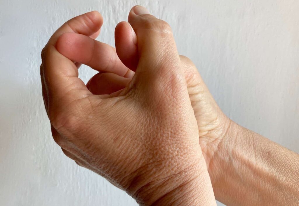 teresa haciendo un autotest kinesiológico a un paciente