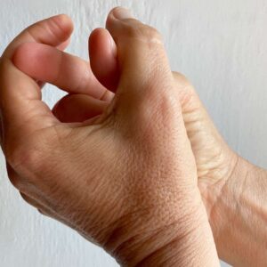 teresa haciendo un autotest kinesiológico a un paciente